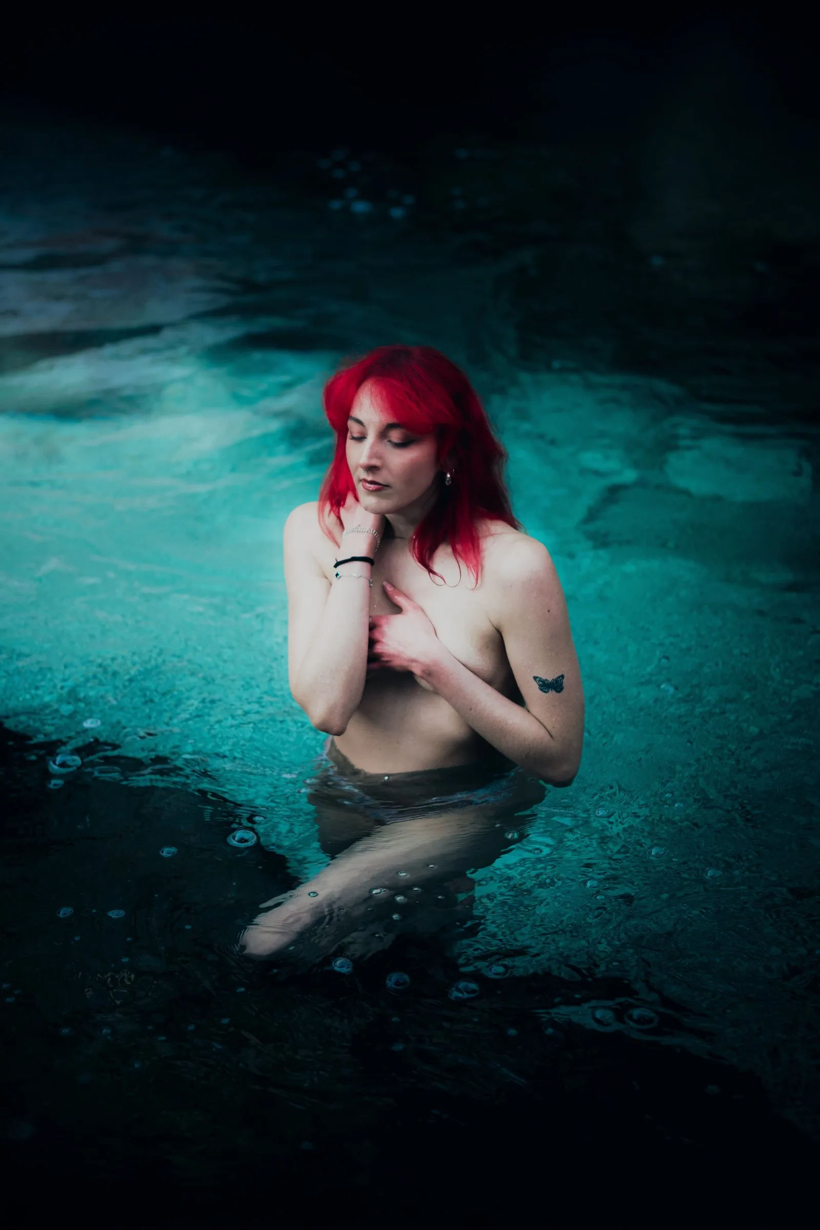 Femme aux cheveux rouges dans une eau turquoise