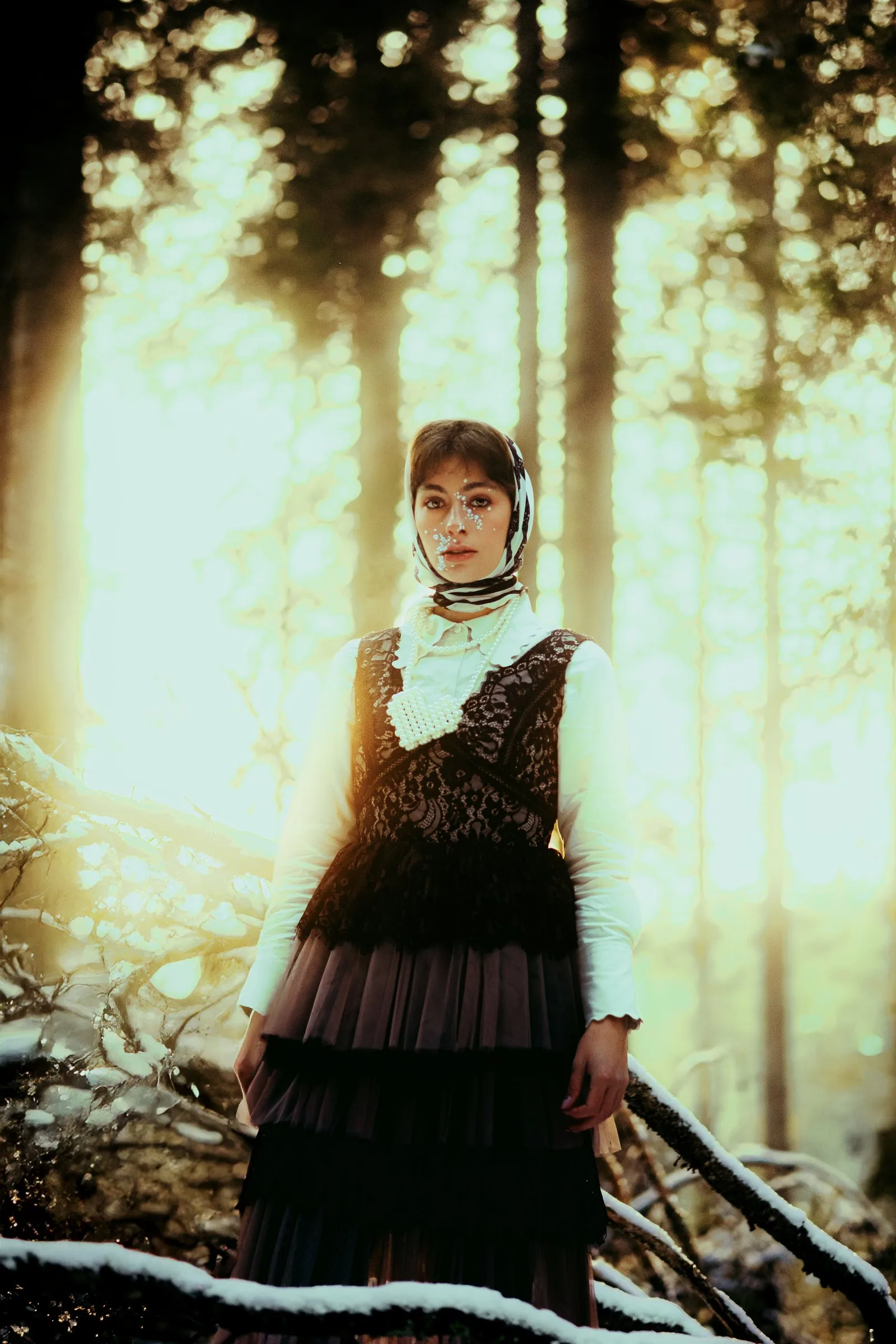 Femme en robe dans un sous-bois à contre-jour