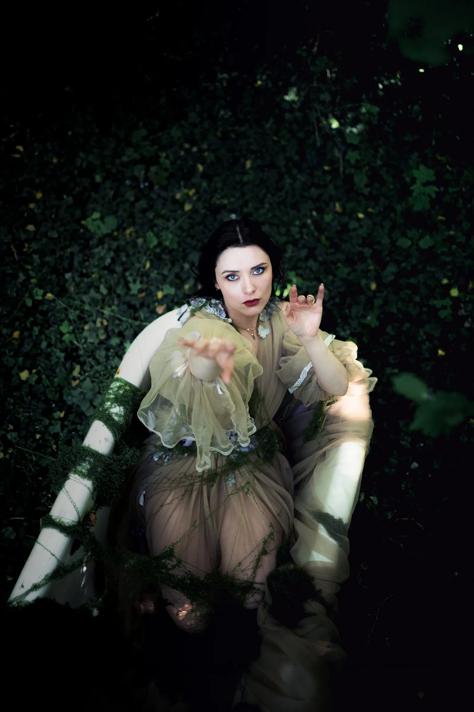 Femme en robe à volants allongée dans l’herbe, la nuit