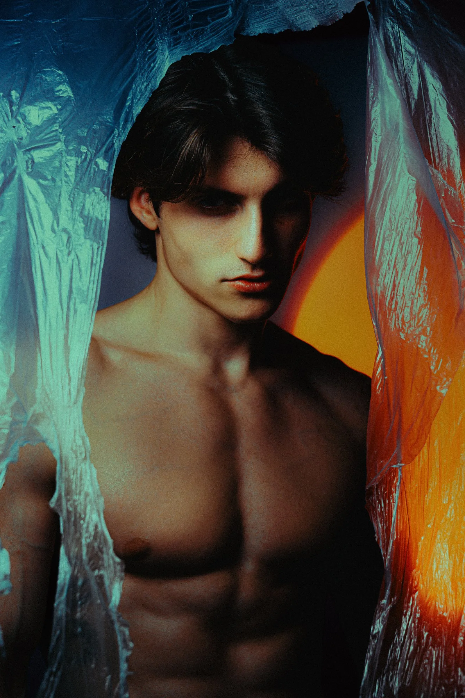 Portrait d’homme torse nu dans une lumière chaude et bleutée