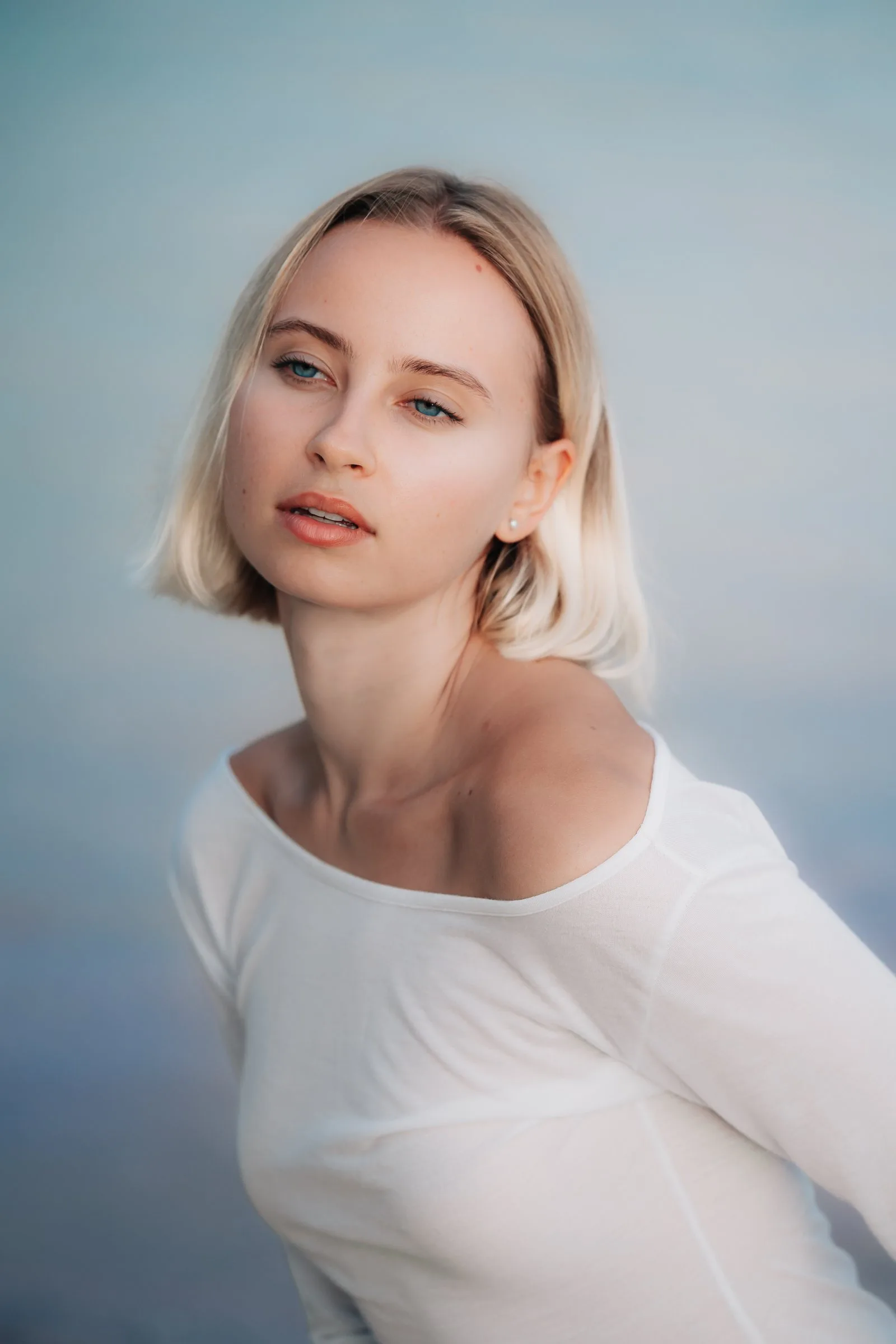 Portrait lumineux d'une femme blonde en pull blanc