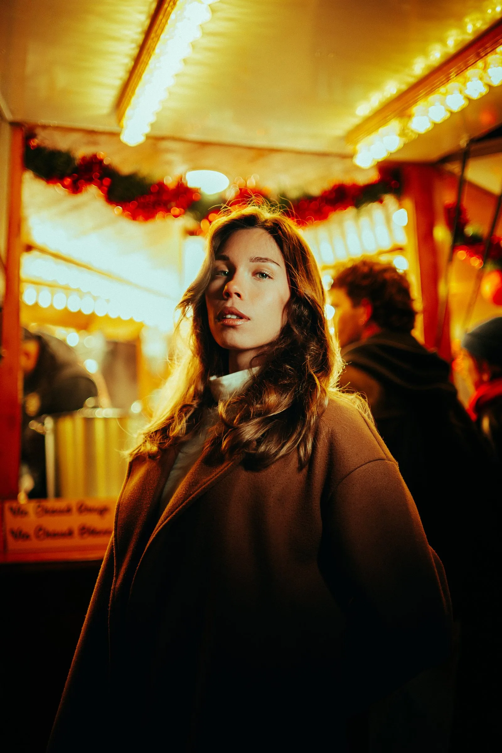 Portrait nocturne devant les lumières d’un manège
