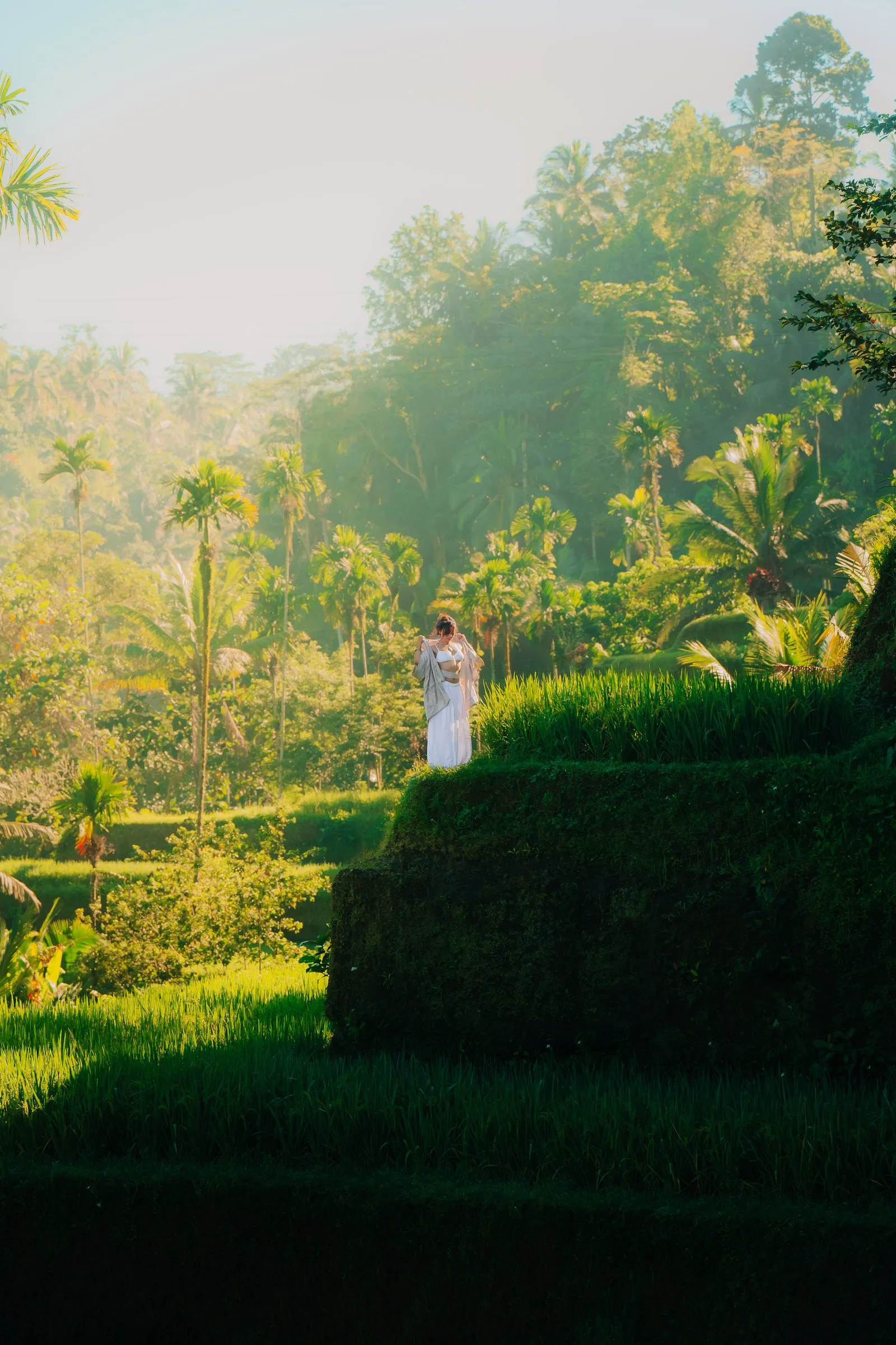 Silhouette en robe blanche au milieu d’une jungle verdoyante