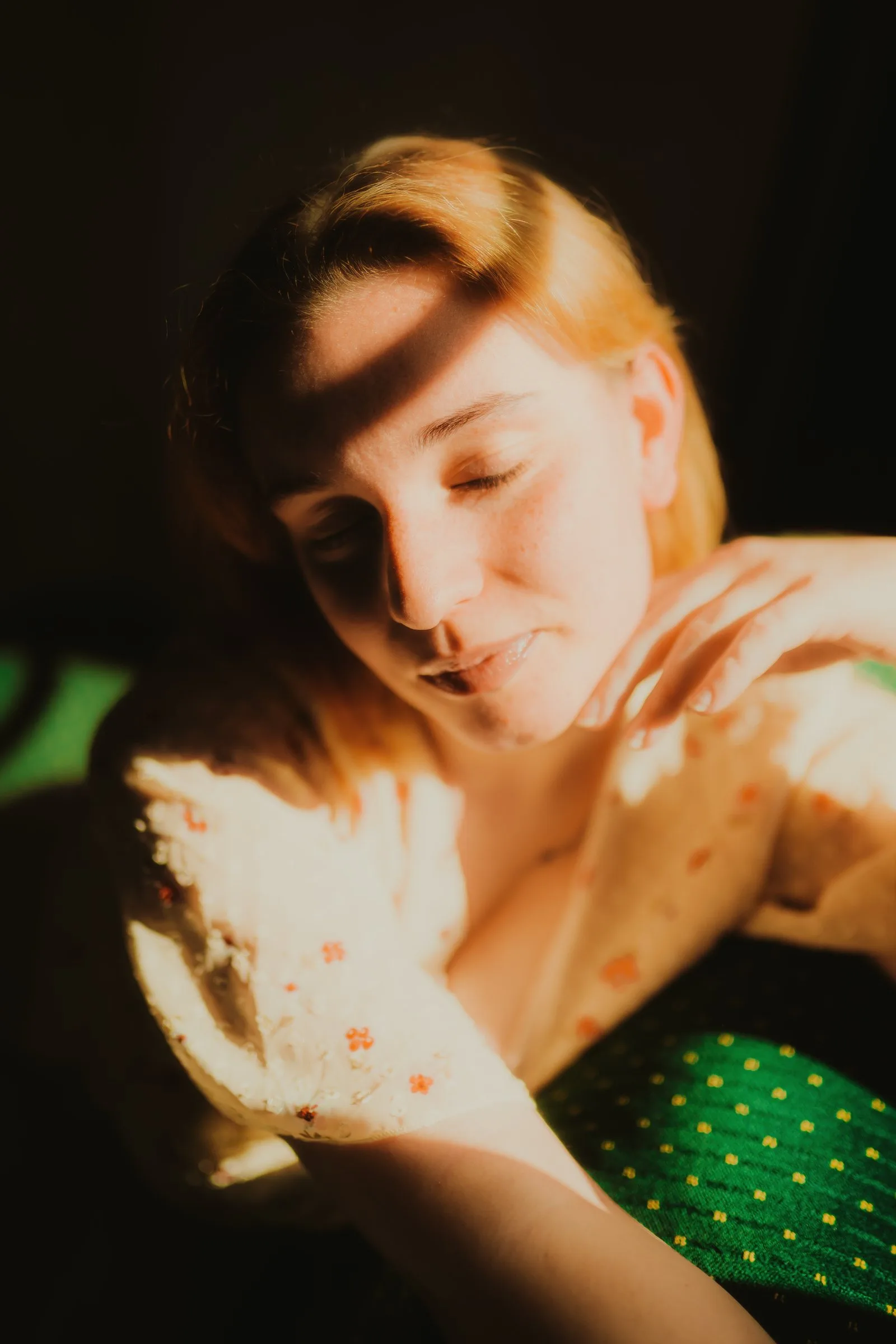 Visage éclairé par une lumière tenue entre les mains