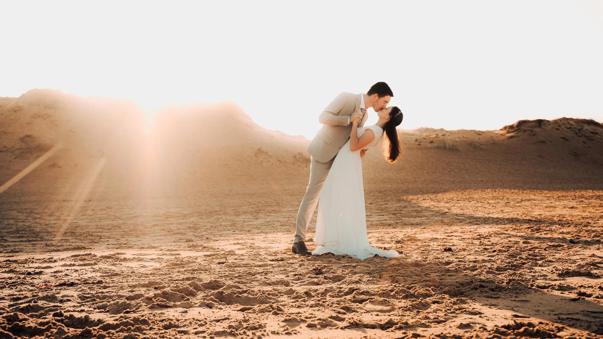 Baiser dans les dunes, lumière rasante du soir
