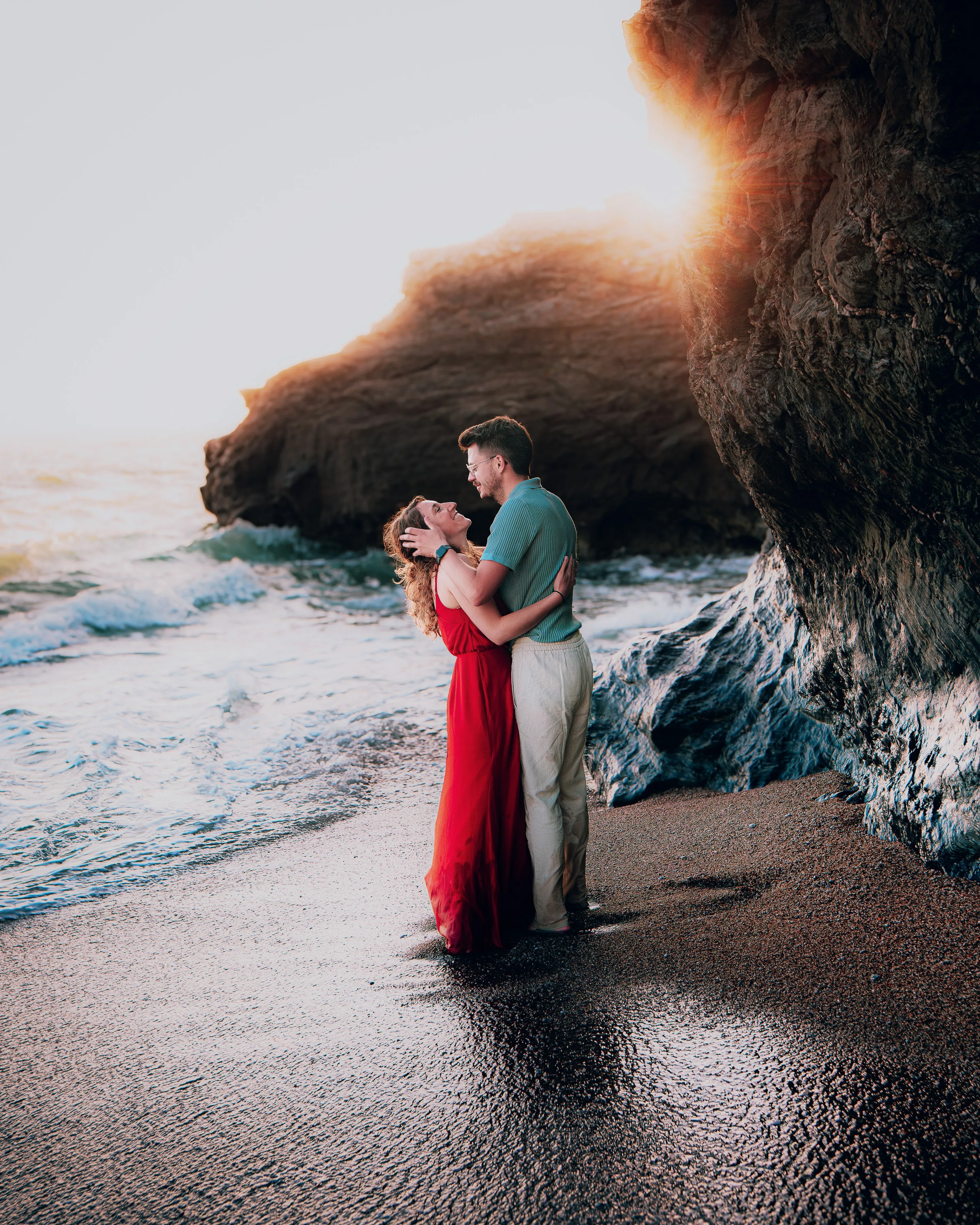 Couple enlacé dans le contre-jour d'une grotte marine