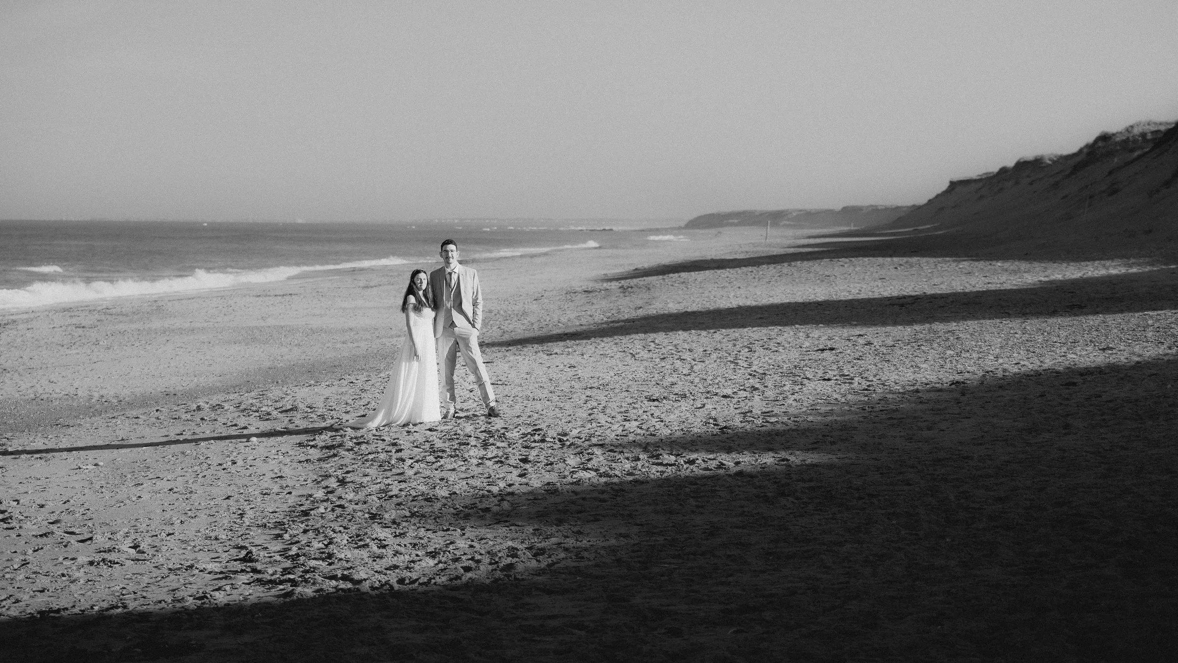 Le couple sur une immense plage, en noir et blanc