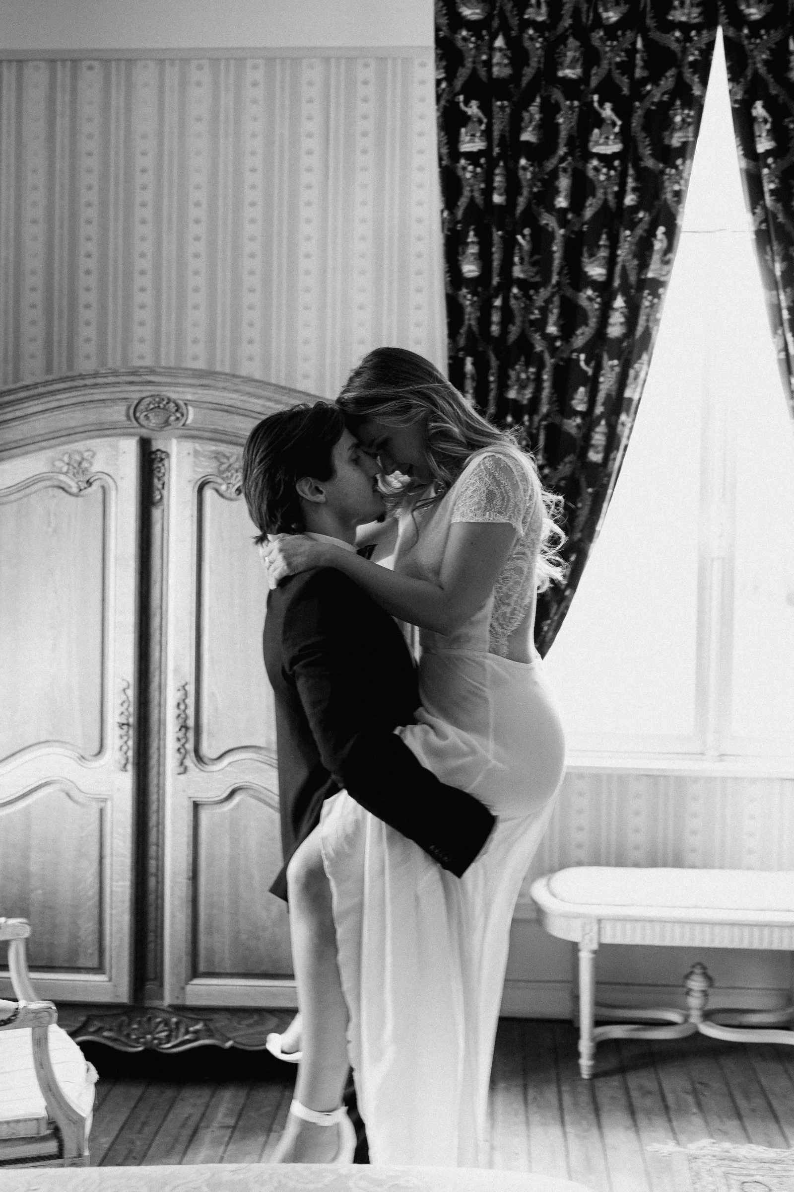 Le fiancé soulève la fiancée, en noir et blanc