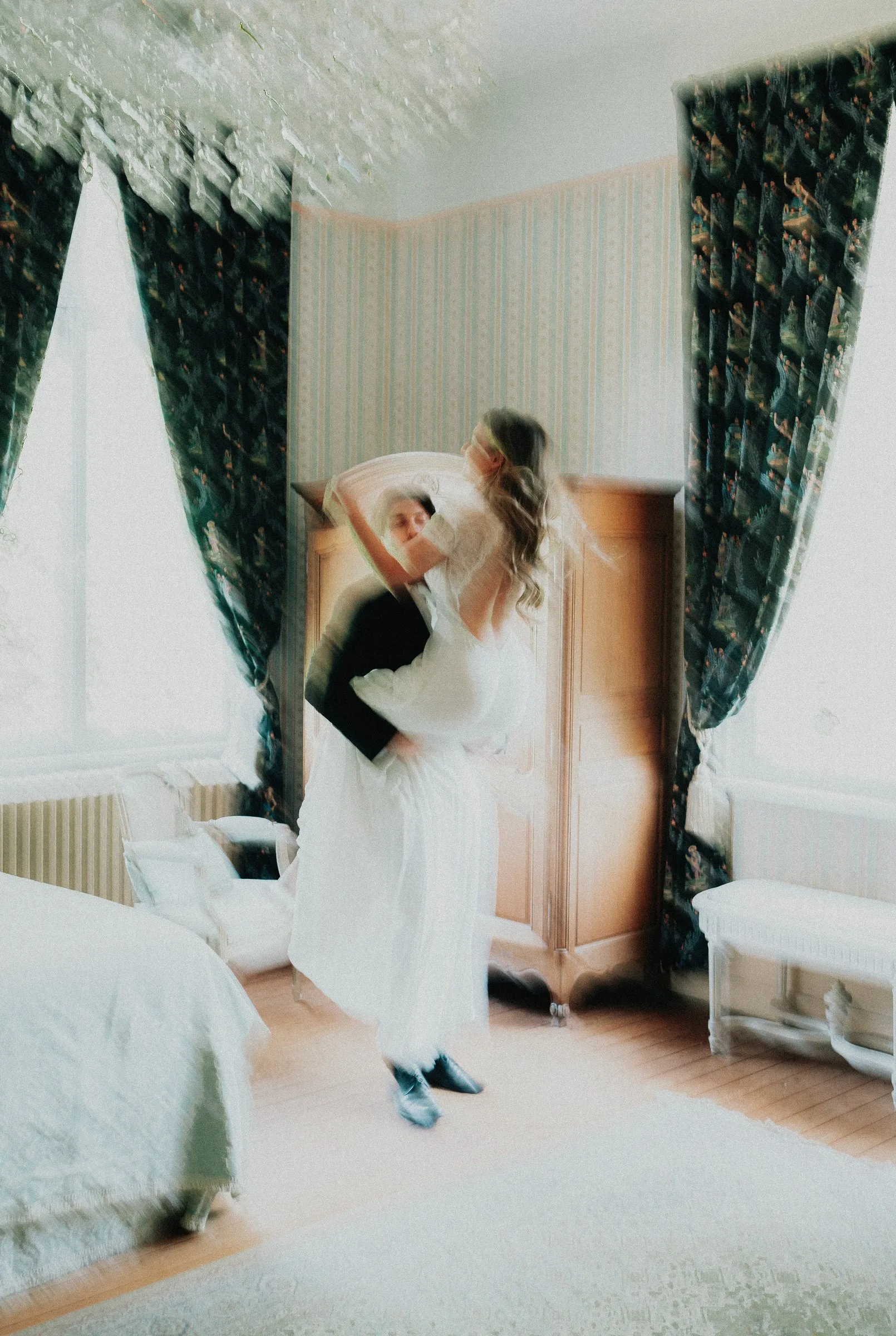 La fiancée danse dans une chambre aux rideaux sombres