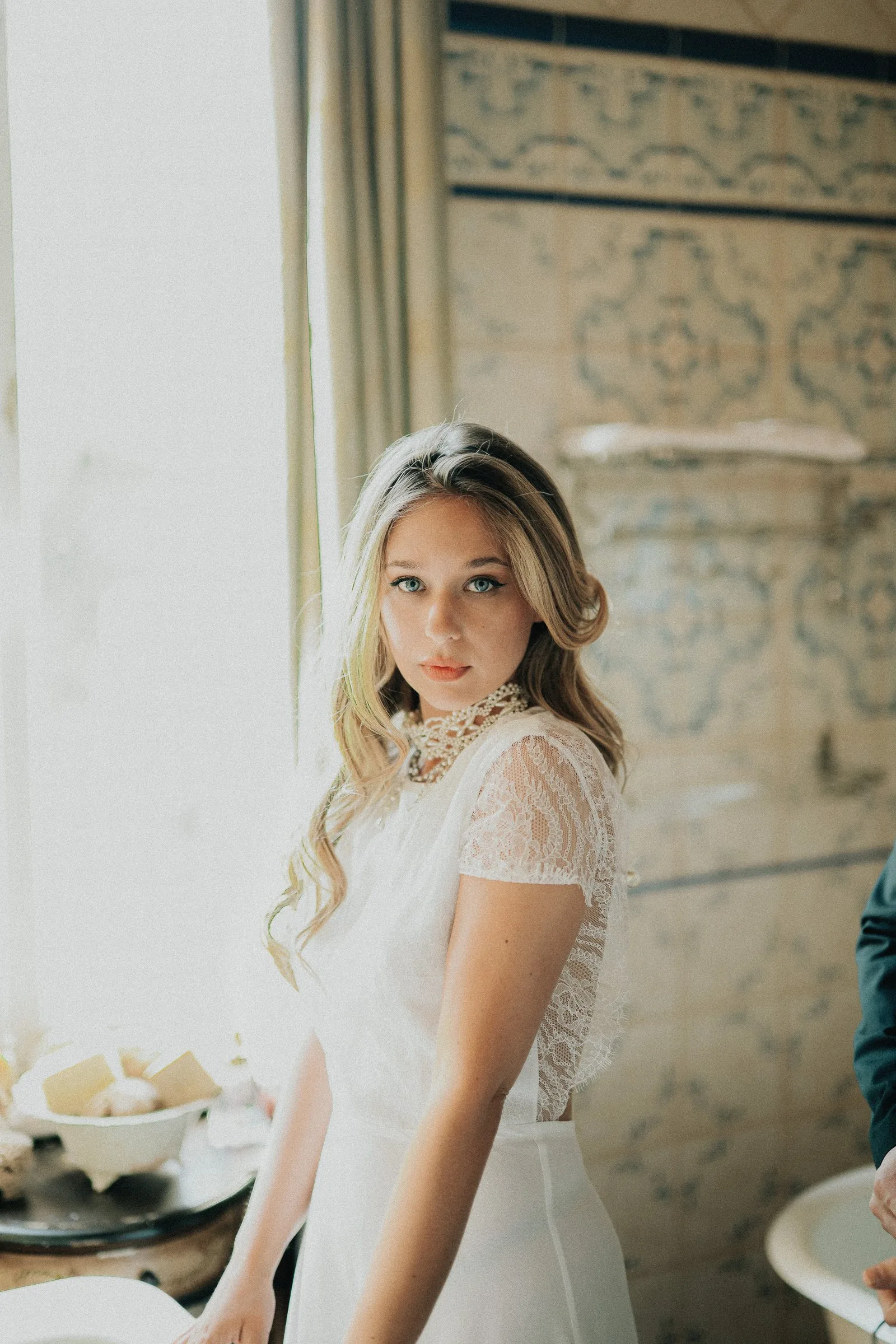 La fiancée en robe blanche dans une salle de bain d’époque