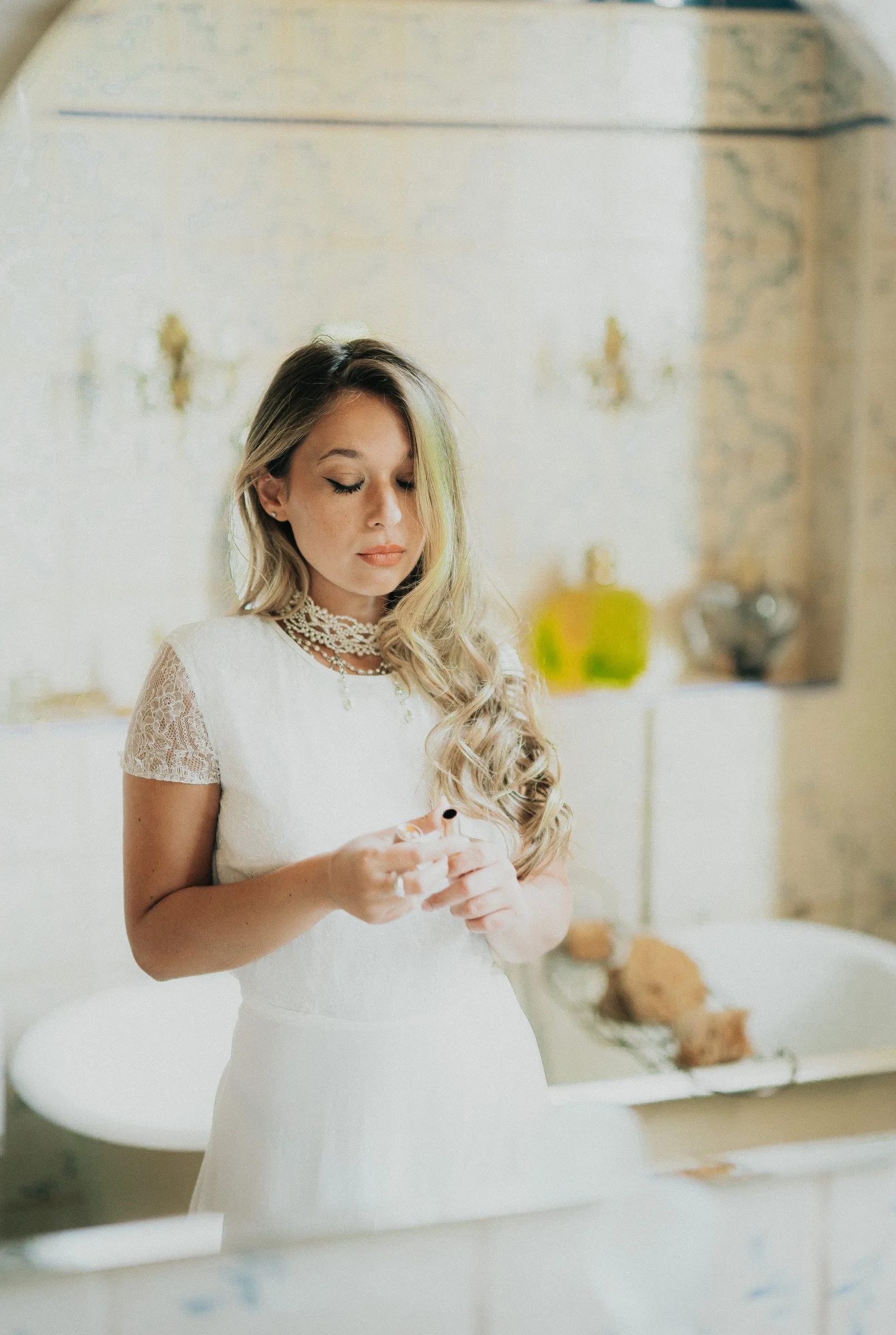 La fiancée se prépare devant le miroir