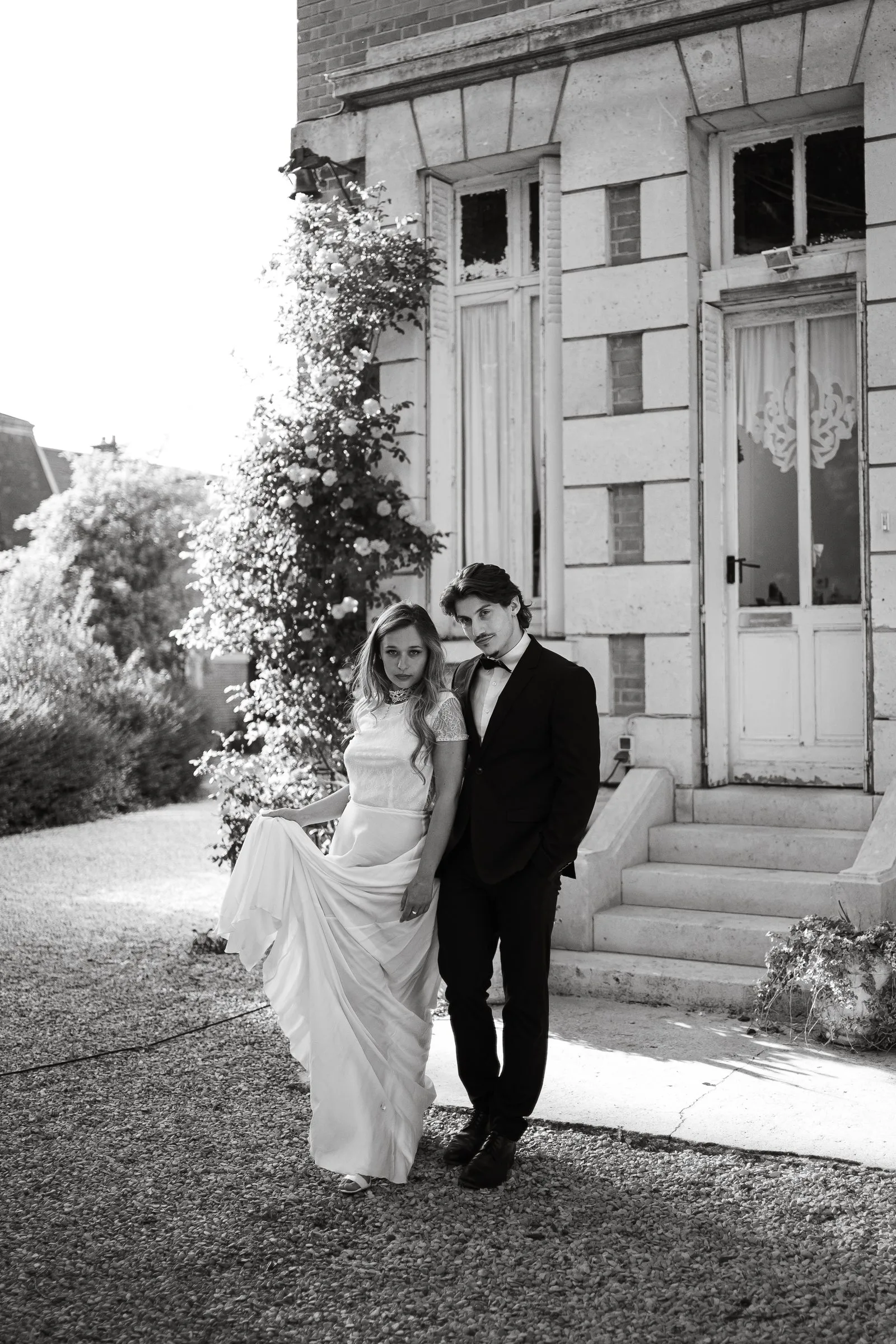 Les fiancés dans le jardin, en noir et blanc