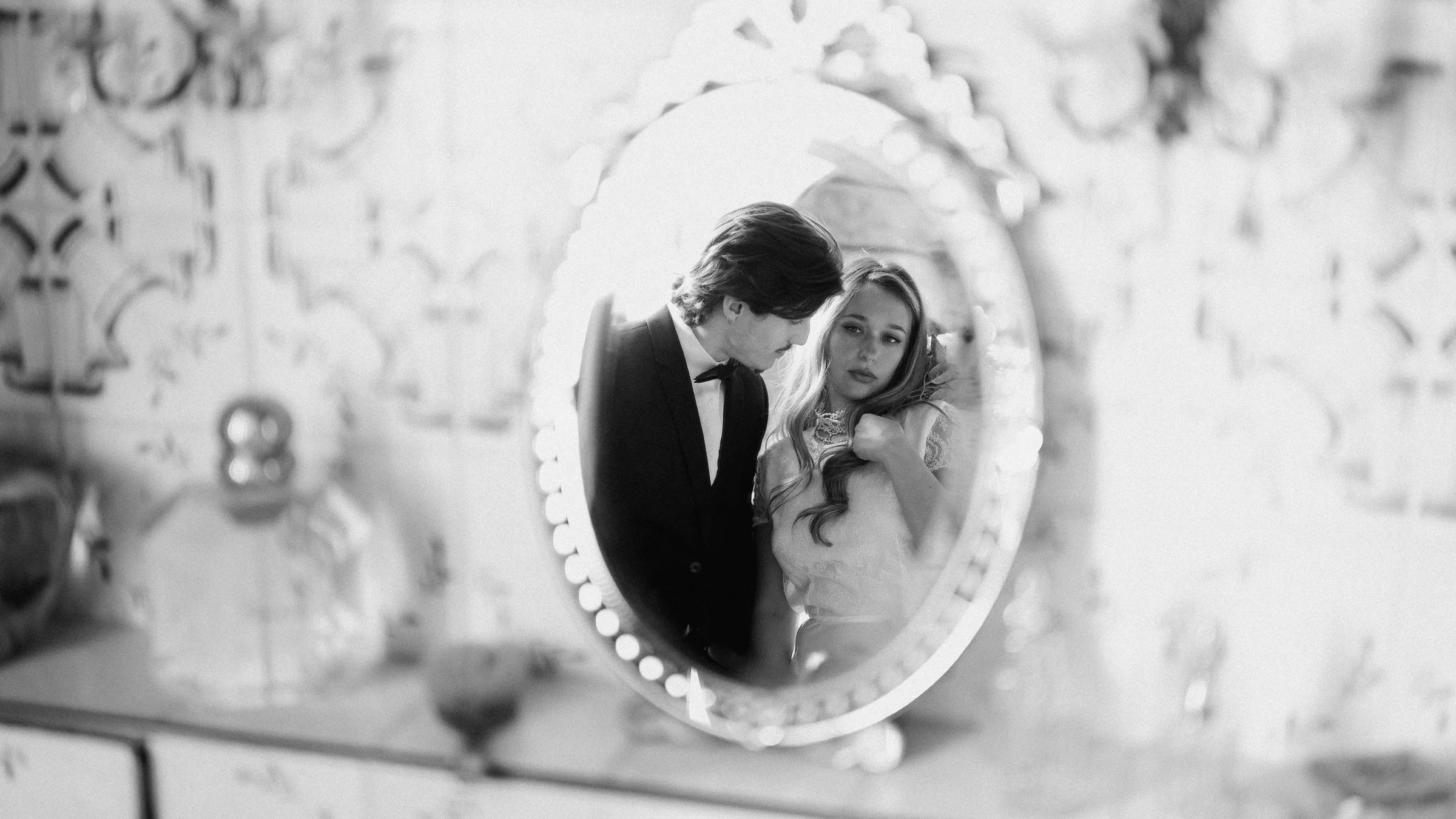 Reflet des fiancés dans un miroir ancien, en noir et blanc