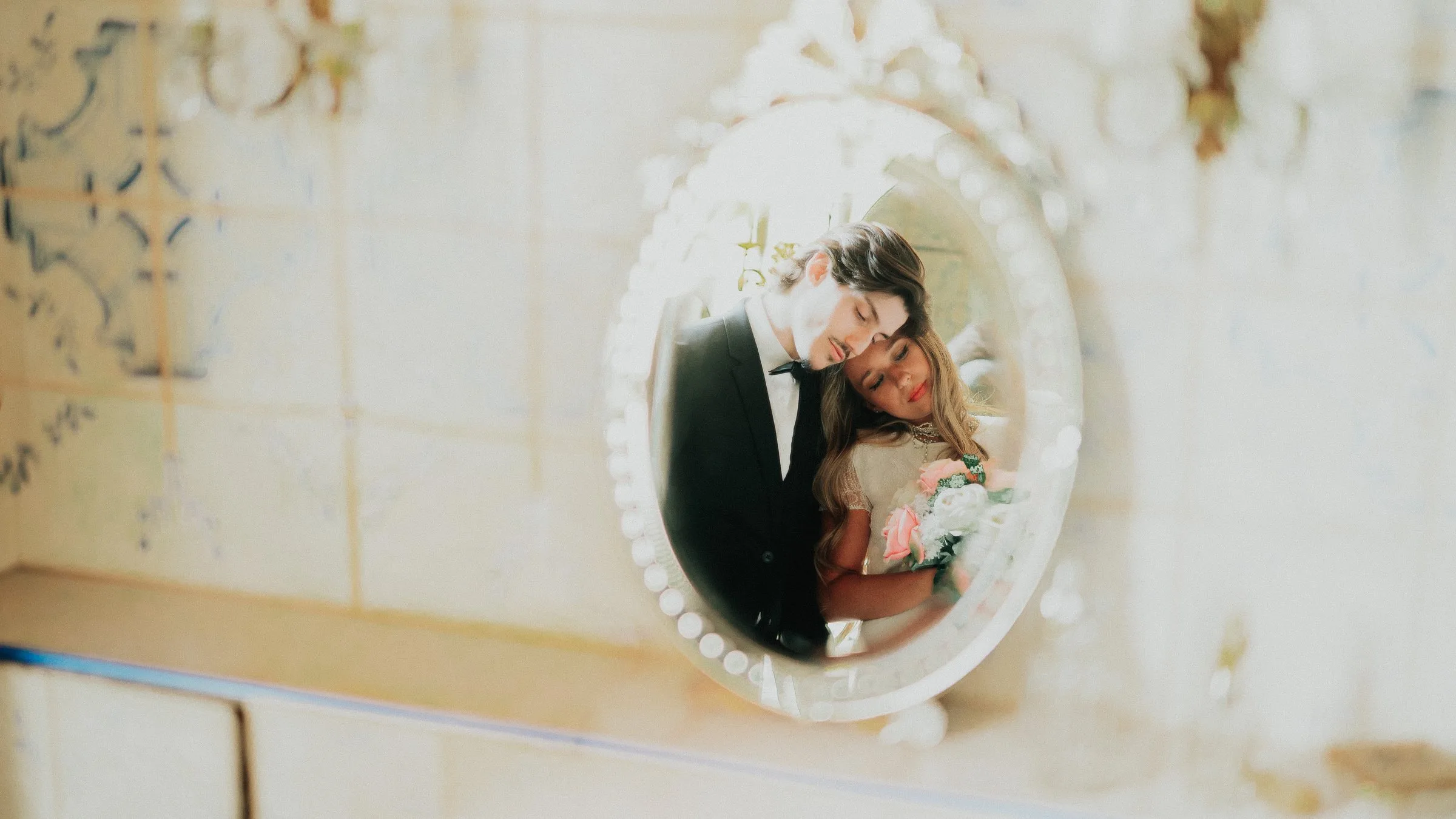 Reflet des fiancés dans un miroir ovale