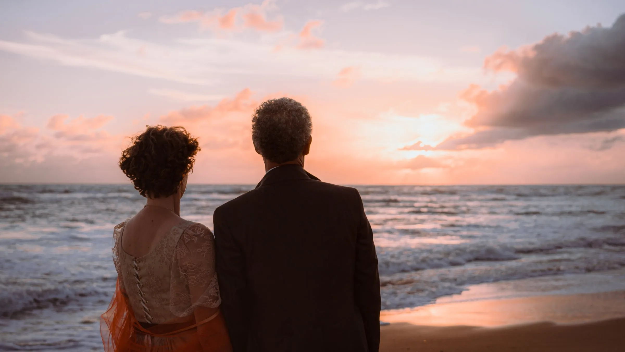 Pascale et Louis, de dos, contemplent l’océan