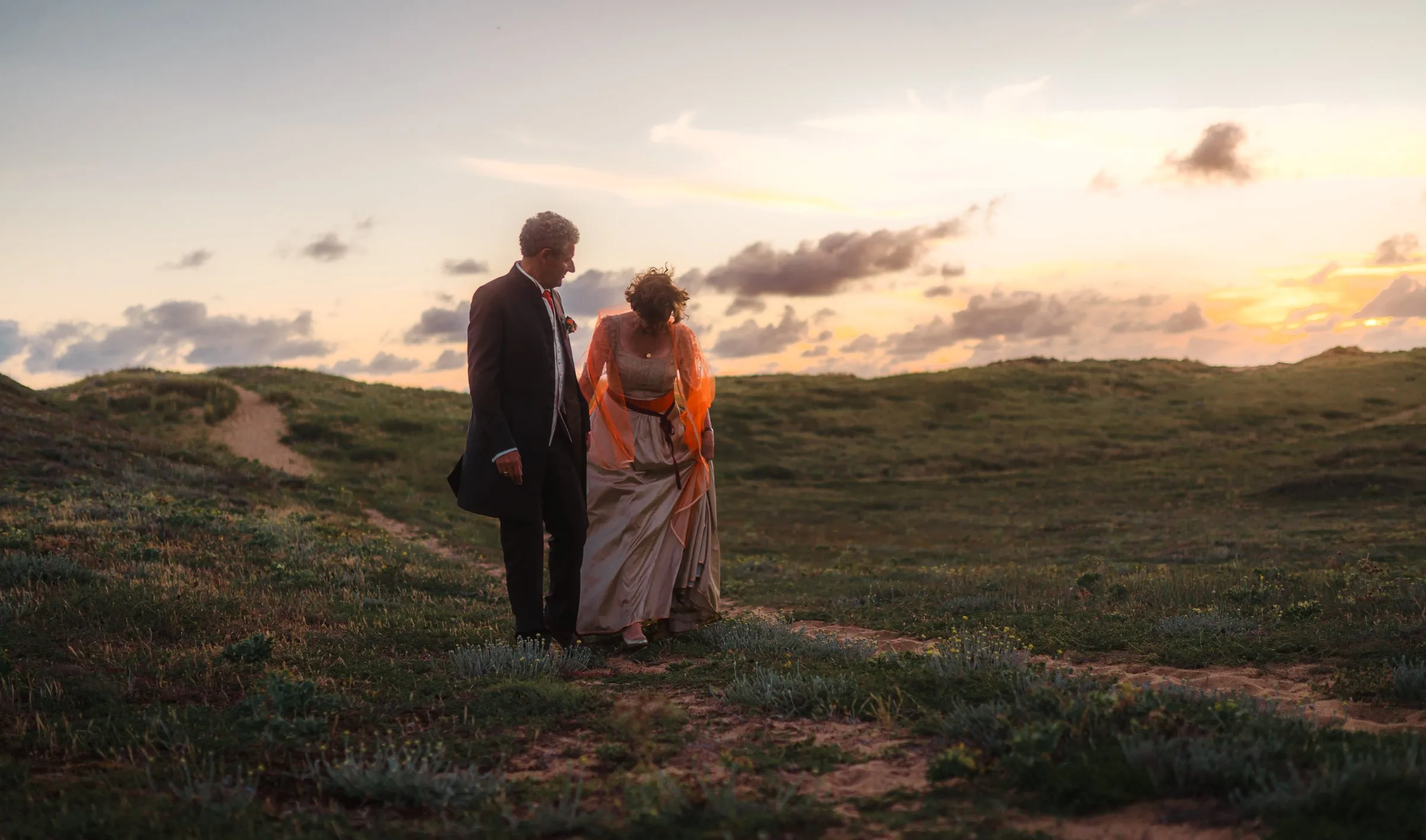 Le couple dans les dunes, dans la lumière du soir
