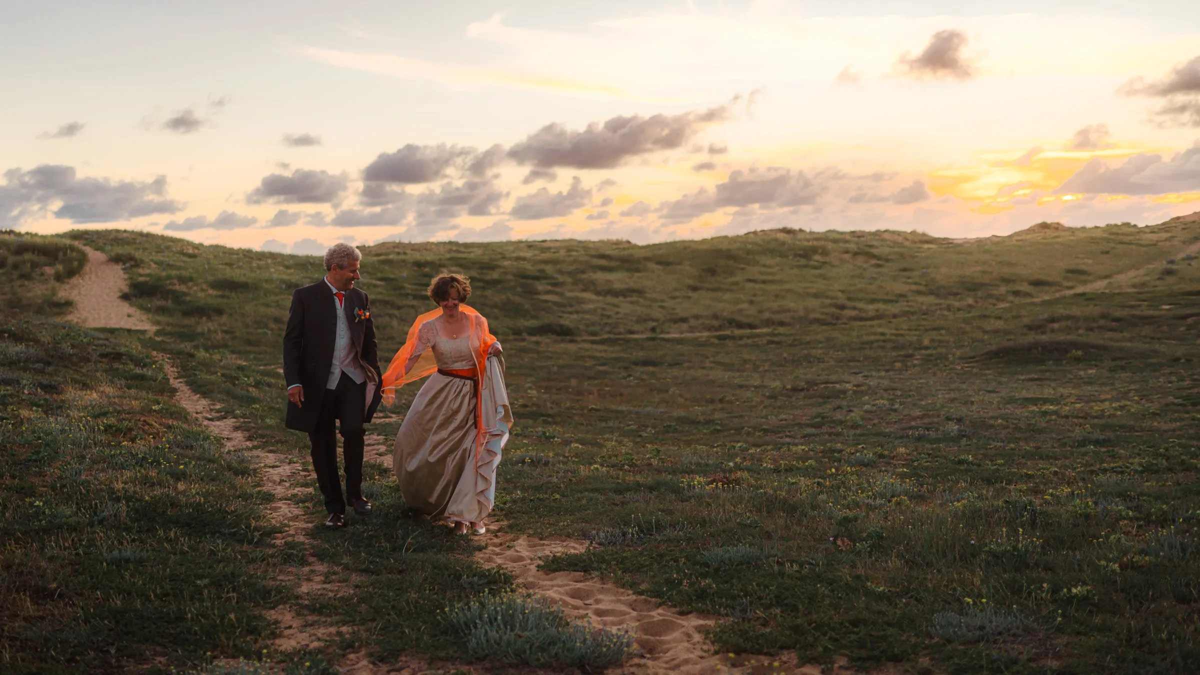 Le couple marche dans les dunes