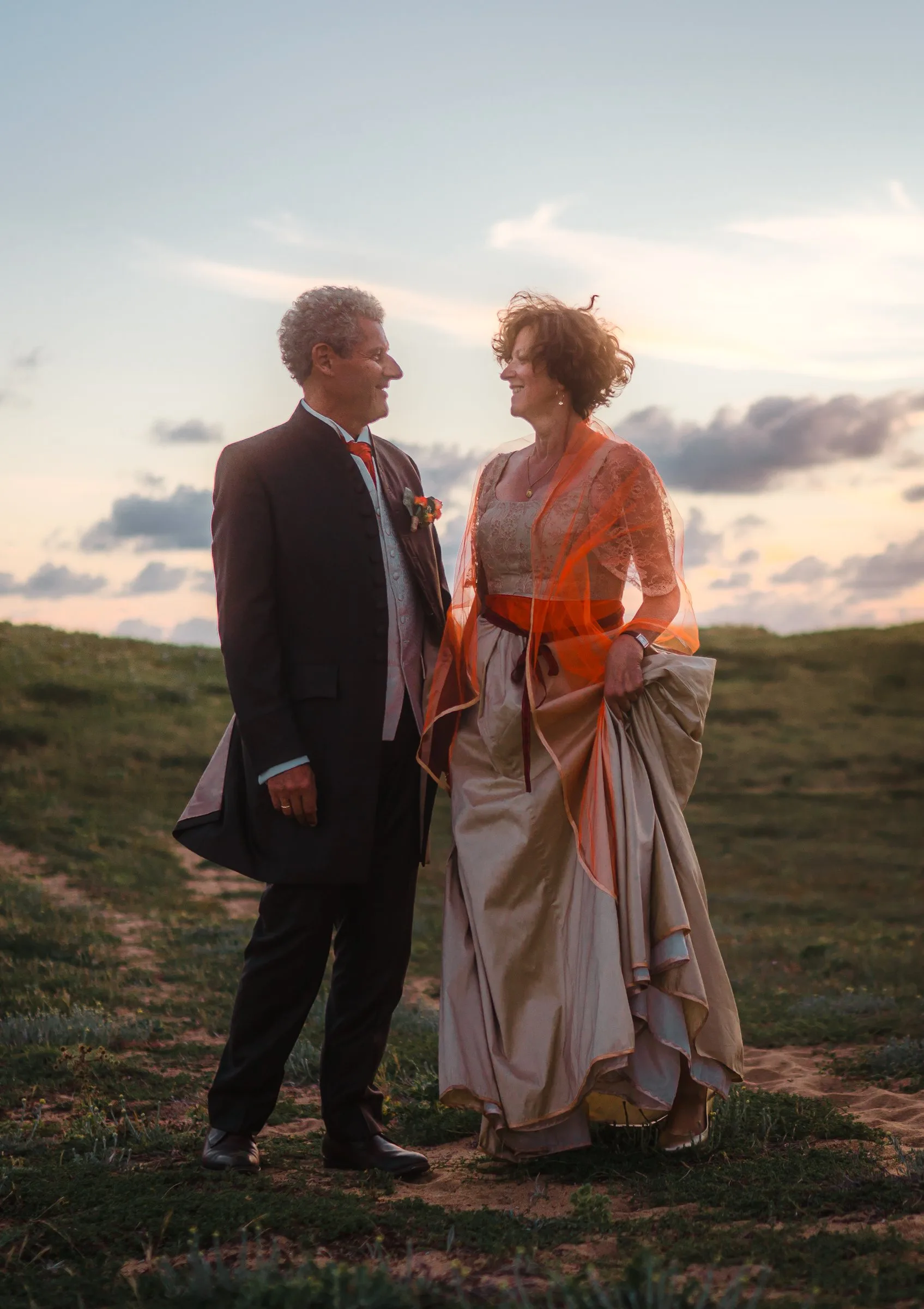 Pascale et Louis rient ensemble dans les dunes