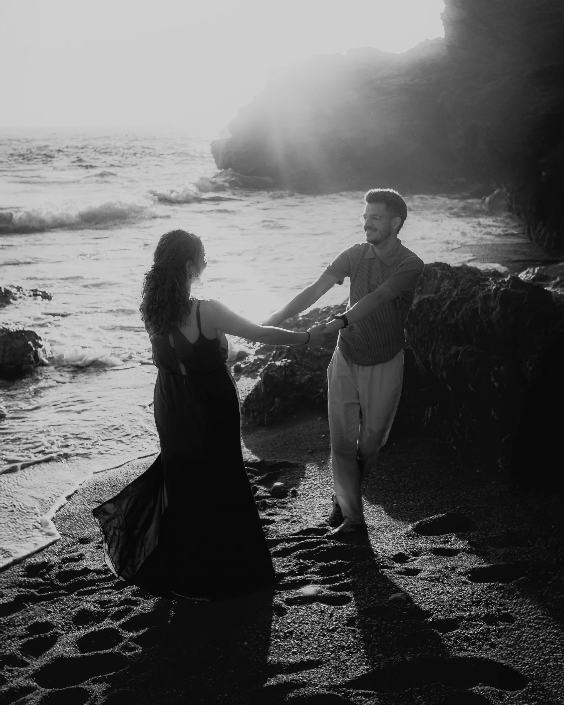 Silhouettes du couple dans la brume des vagues, en noir et blanc